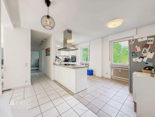 Flur - Etagenwohnung mit 99,00 m&sup2; in Köln-Lindenthal zum Kaufen