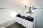 Badezimmer mit Badewanne - 