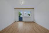 Wohnzimmer - Ab sofort frei! Sanierungsbedürftige 3-Zimmer-Wohnung mit 2 Loggien im 2. OG in Durlach!