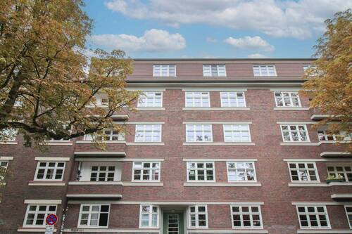 Hausansicht - Top angebunden in Winterhude: Bezugsfreie Dachgeschosswohnung in Alsternähe.