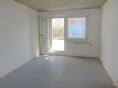 Wohnzimmer mit Balkon - Etagenwohnung mit 60,00 m² in Lauchhammer zum Kaufen