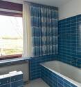 Vollbad mit Wanne, Dusche, Wäscheabwurf... - 