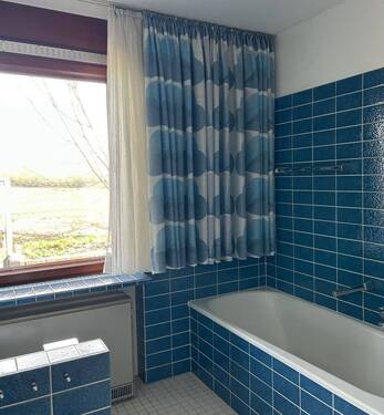 Vollbad mit Wanne, Dusche, Wäscheabwurf... - 