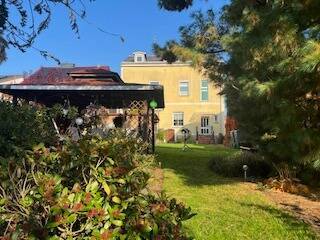 Rückansicht/Pavillon - Bezugsfreies ZFH mit schönem Garten