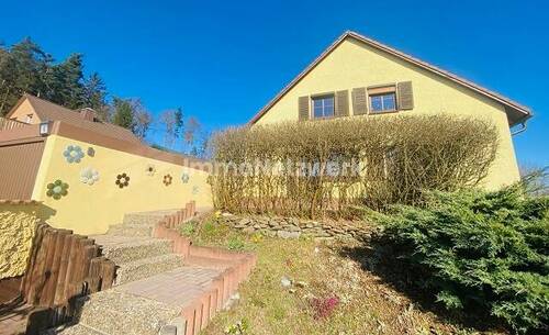 Treppenaufgang Haupteingang - 8 Zimmer Mehrfamilienhaus, Wohnhaus in Selb / Vielitz
