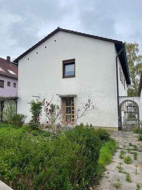 Hauseingangsseite - 8 Zimmer Mehrfamilienhaus, Wohnhaus zum Kaufen in Erlangen