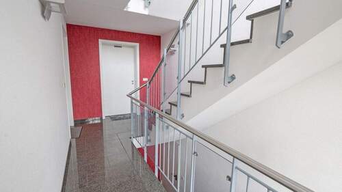 Treppenhaus Eingang - 4 Zimmer Etagenwohnung in Duisburg