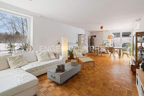 Wohnzimmer mit Blick auf den Essbereich - 4 Zimmer Bungalow zum Kaufen in Norderstedt