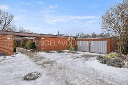 Blick auf die Hausvorderseite mit Garage - 4 Zimmer Bungalow in Norderstedt