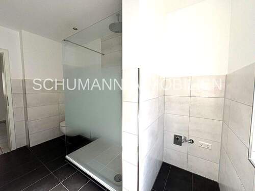 Duschbad mit Waschmaschinenanschluss - 