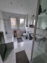 Modernes Badezimmer mit Dusche und Wanne - Etagenwohnung mit 92,00 m&sup2; in Freiburg im Breisgau zum Kaufen