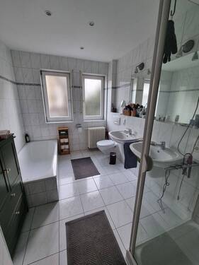 Modernes Badezimmer mit Dusche und Wanne - Etagenwohnung mit 92,00 m&sup2; in Freiburg im Breisgau zum Kaufen