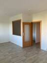 Wohnzimmer mit Blick auf Durchreiche - 