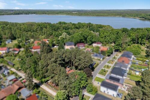 Grundstück mit See Pätzer Vordersee im Hintergrund - Eleganz und Lebensqualität vereint - Haus mit Einliegerwohnung, zwei Garagen und Weinkeller