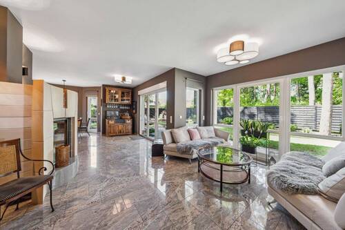 Wohnzimmer mit Blick auf Garten - 