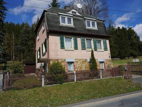 Straßenansicht - Idyllisches Haus mit großem Grundstück