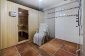 Integrierte Sauna mit geräumiger Schwalldusche - 