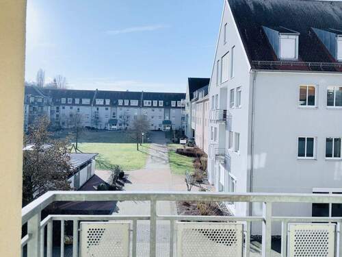 Blick in den schönen Innenhof - Etagenwohnung mit 74,50 m&sup2; in Roth zum Kaufen