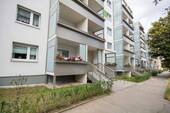 Straßenansicht - Große 2-Zimmerwohnung mit tollem Balkon.