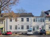 Gebäudeansicht - Wohn- und Geschäftshaus mit attraktiver Maisonette-Wohnung, Praxis und Einliegerwohnung, nahe S-Bhf