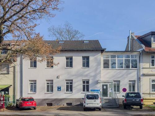 Gebäudeansicht - Wohn- und Geschäftshaus mit attraktiver Maisonette-Wohnung, Praxis und Einliegerwohnung, nahe S-Bhf