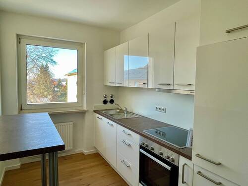 Gemütliche Küche m. Einbauküche und Essgelegenheit - 