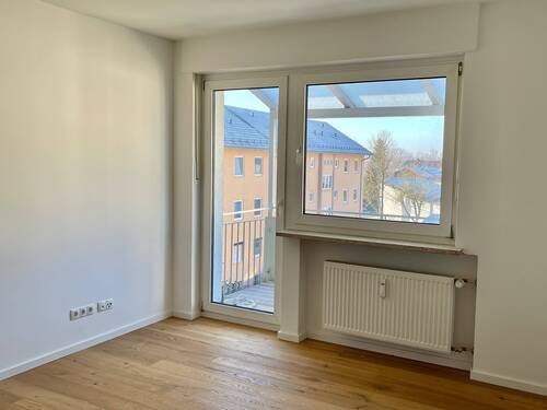 Foto 2: Wohnzimmer mit Zugang zum Balkon - 