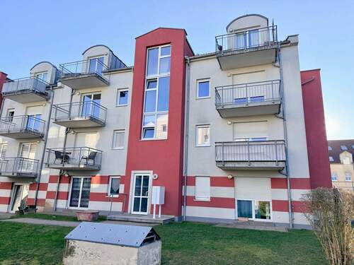 Hausansicht - helle Wohnung mit 2 Balkonen und Einbauküche