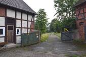 Hofeinfahrt vom Dorfplatz her - 