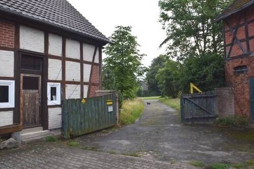 Hofeinfahrt vom Dorfplatz her - 