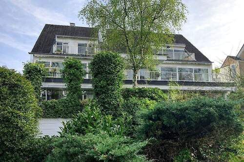 Fassade zum Garten - Garten-Maisonette im Hausformat am Zoo- ca. 330 m² mit Kaminzimmer, GA und 570 m² Garten