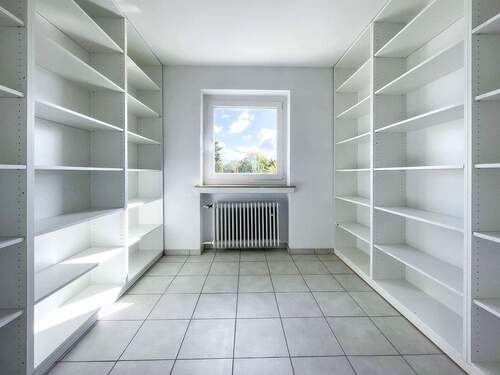 Helle Teeküche mit Regalen - 