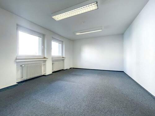 Helles Büro mit Teppichboden - 
