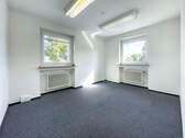 Helles Büro mit Teppichboden - 