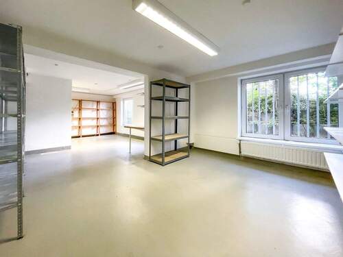 Heller Büroraum mit Regalen - 