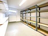 Heller Kellerraum mit Regalen - 