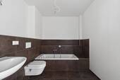 Badezimmer mit Wanne - 