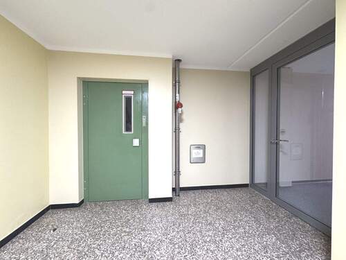 Personenaufzug im Treppenhaus - 