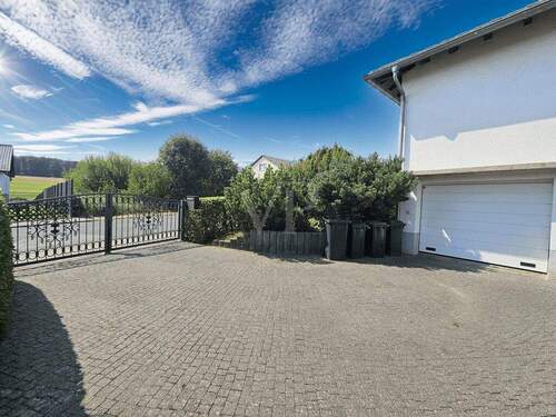 Große Einfahrt mit Garage - 