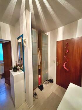 Wohnungseingangstür / Flur - 3 Zimmer Etagenwohnung in Uelzen