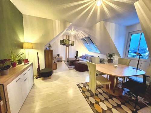 Wohn-/Esszimmer mit Zugang zum Balkon - 