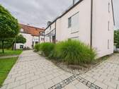 Zugang Haus - 1 Zimmer Etagenwohnung zur Miete in Dachau