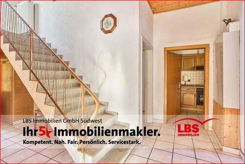 Eingangsbereich mit Treppenaufgang - 4 Zimmer Mehrfamilienhaus, Wohnhaus zum Kaufen in Bad Sobernheim