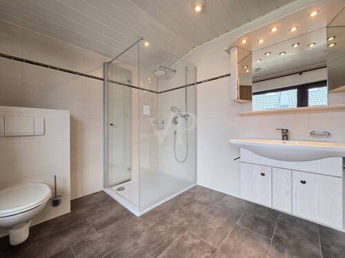 Modernes Tageslichtbad mit bodengleicher Dusche - 