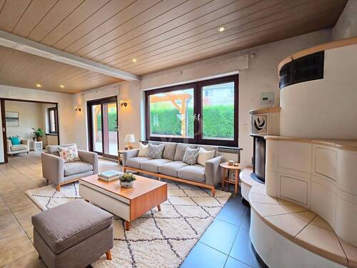 Beispielmöblierung Wohnbereich mit Kachelofen - 5 Zimmer Einfamilienhaus in Usingen