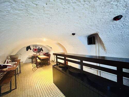 Partyraum mit Theke im Keller - 