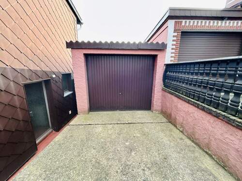 Garage - 6 Zimmer Einfamilienhaus in Saarbrücken