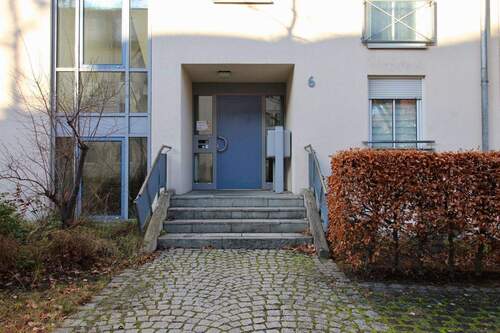 Hauseingang - Etagenwohnung mit 78,40 m&sup2; in Dresden zum Kaufen