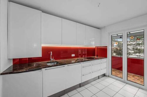 Einbauküche mit Zugang zum Südbalkon / Wintergarten - 