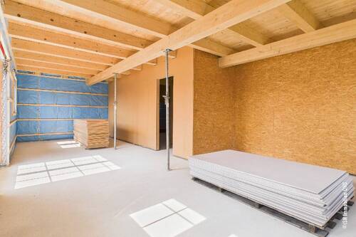 Wohn- und Essbereich mit offenen Balken - 